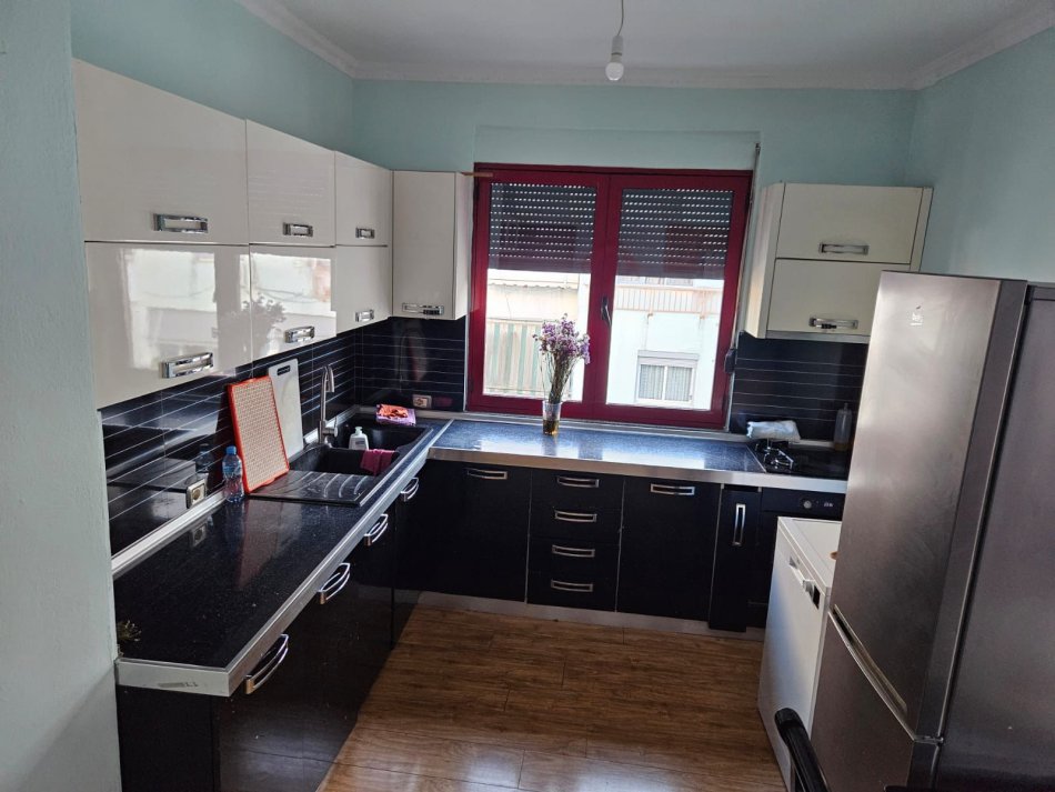 Tirane, jepet me qera apartament 1+1 Kati 6, 70 m² 380 € (Yzberisht)