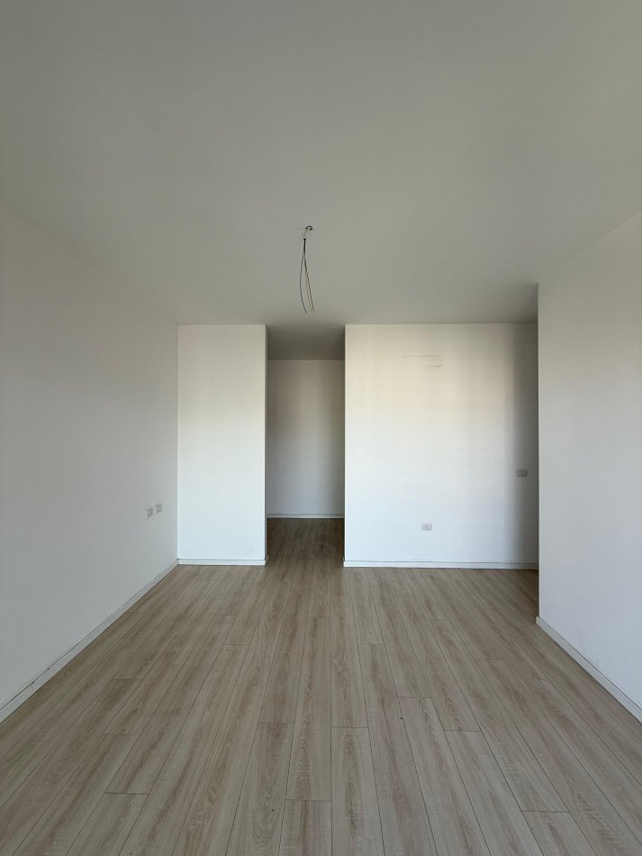Tirane, shitet apartament 3+1+Ballkon Kati 8, 132 m² 250.000 € (rruga mergimi)