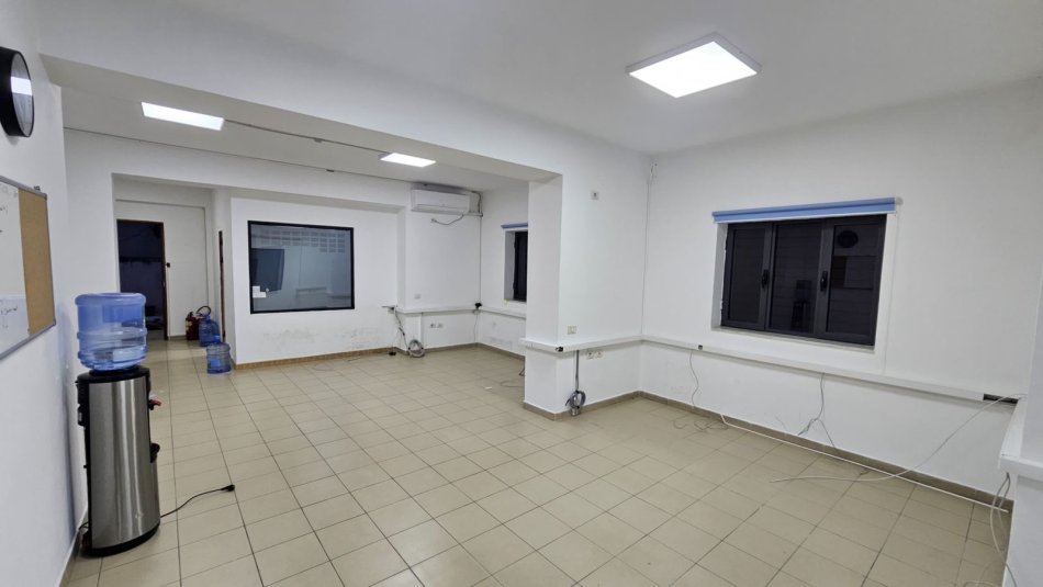 Tirane, jap me qera zyre Kati 0, 130 m² 900 € (Sheshi Avni Rustemi)