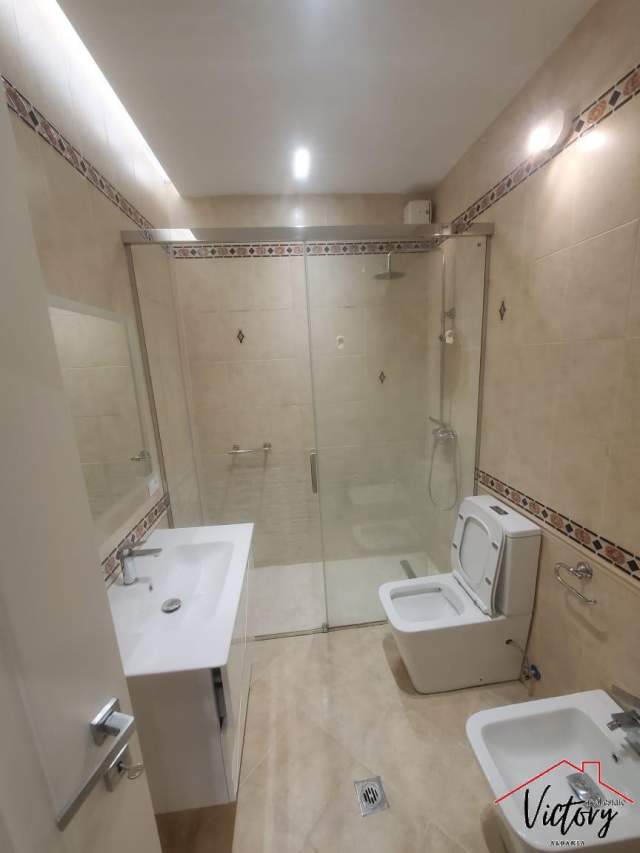 Tirane, jepet me qera apartament 2+1 Kati 8, 140 m² 1.500 Euro (Rruga Pjetër Zarishi)