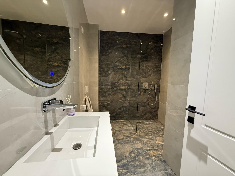 Tirane, jepet me qera apartament 1+1+Ballkon Kati 5, 72 m² 1.500 € (Liqeni Tiranes)