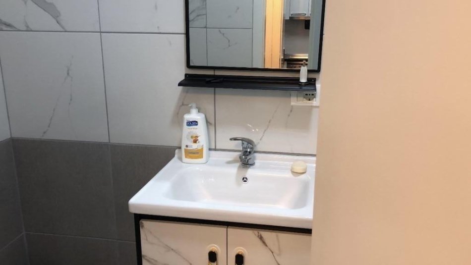 Tirane, jepet me qera apartament 1+1+Ballkon Kati 4, 65 m² 350 € (Shkoze pallatet e tom doshit)