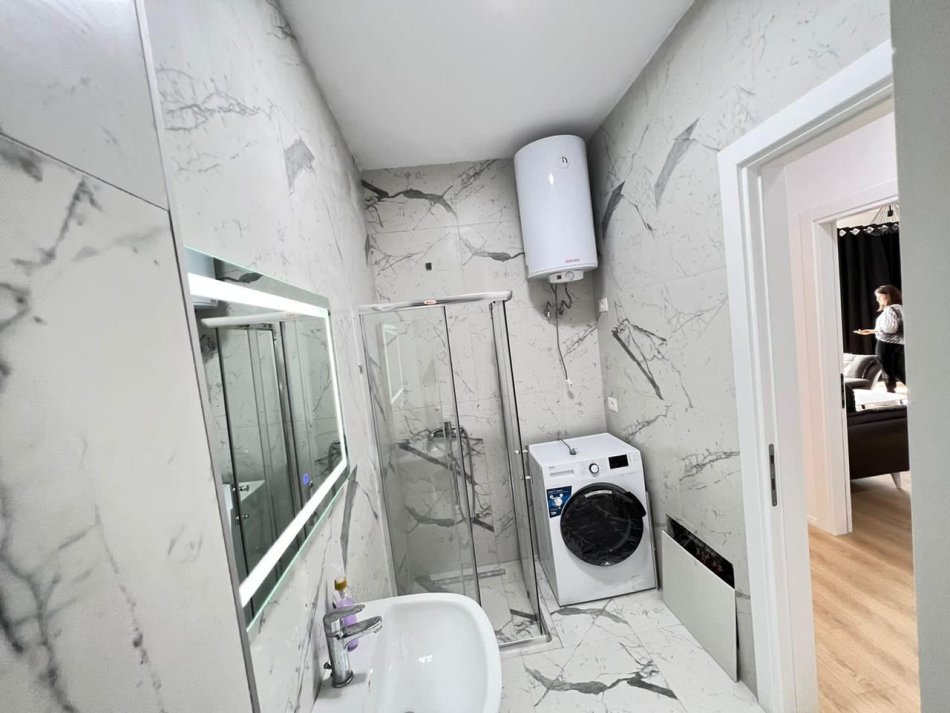 Tirane, jepet me qera apartament 1+1 Kati 10, 74 m² 600 € (farmacia 10, Arlis ndertim)