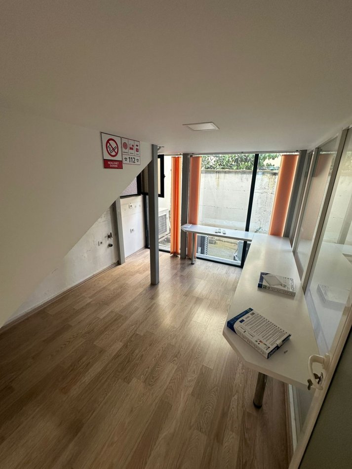 Tirane, jepet me qera ambjent biznesi Kati 0, 205 m² 3,000 € (Komuna Parisit)