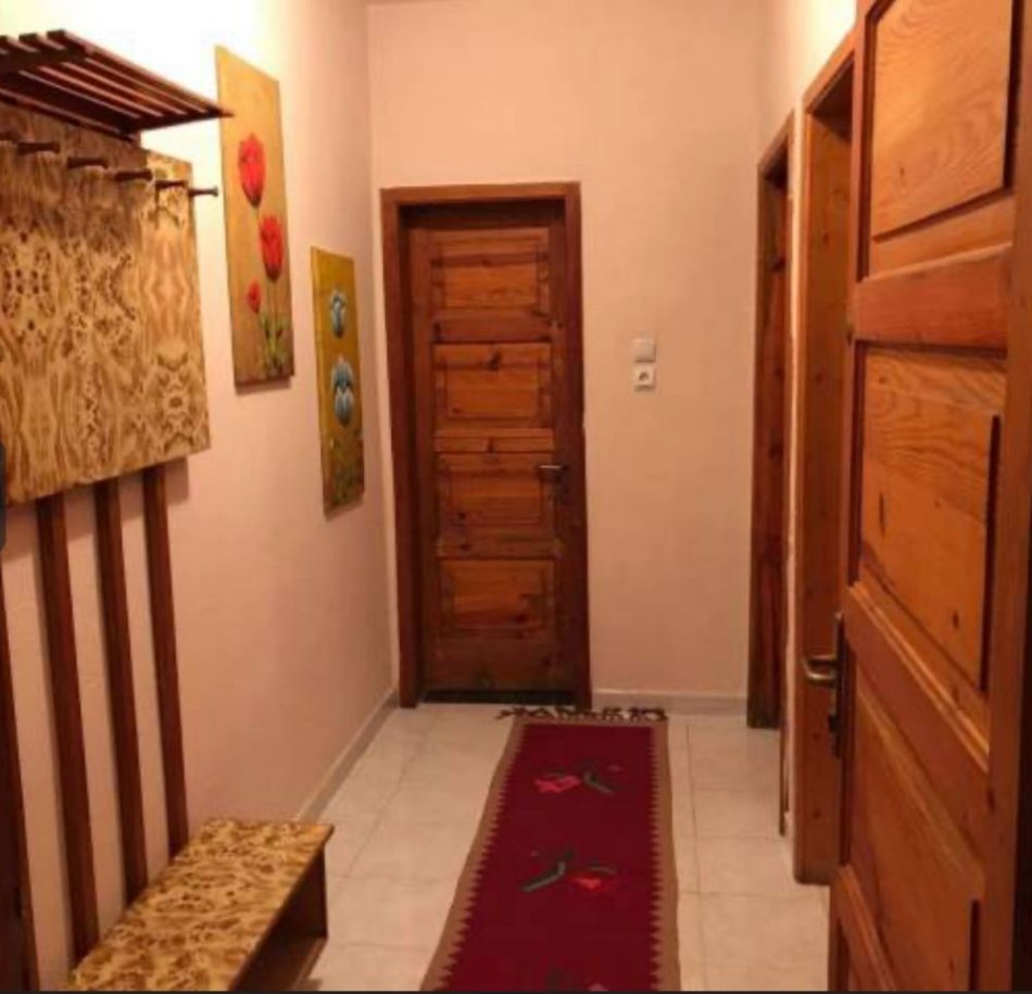 Tirane, jepet me qera apartament 1+1 Kati 2, 70 m² 400 € (Medrese)