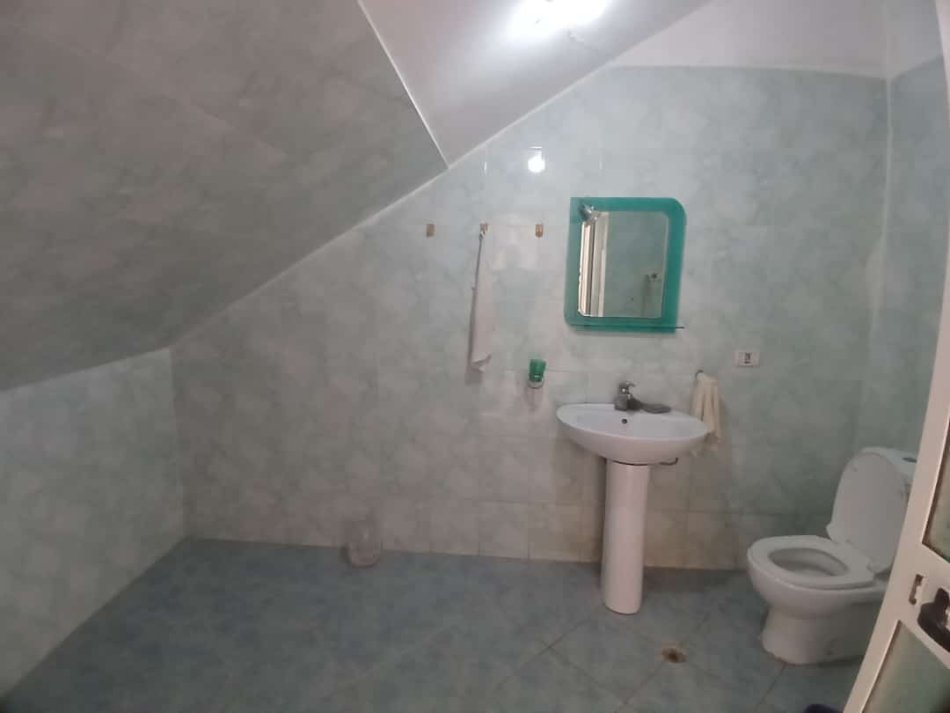 Qera, Ambjent Biznesi, Spitali, Durres