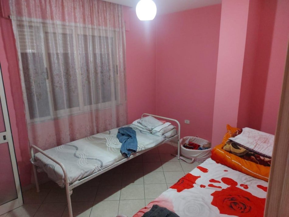 Tirane, jepet me qera apartament 2+1 Kati 4, 500 € (Komuna e Parisit)