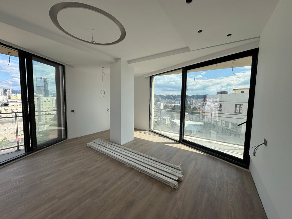 Tirane, shitet 3+1 Kati 10, 140 m² 355.000 € (mine peza)