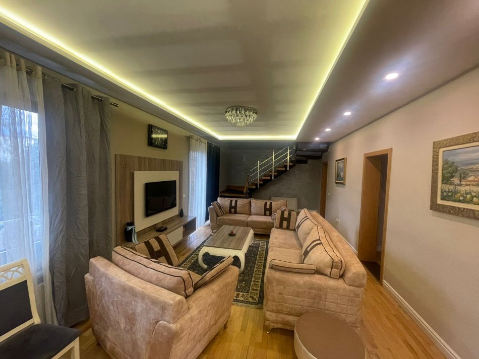 Tirane, jepet me qera Vile 3+1+Aneks+Ballkon Kati 1, 580 m² 1.000 € (rrtuga jordan misja)