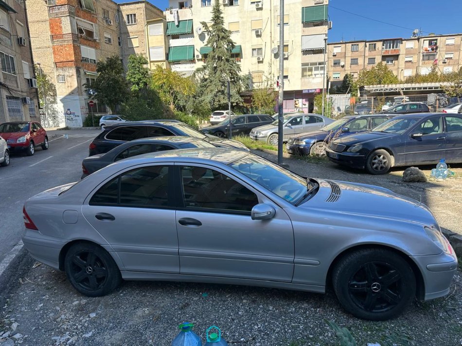 Tirane, shes makine Mercedes Benz Nafte, gri metalizato automatik Kondicioner 264.000 km 4.950 €