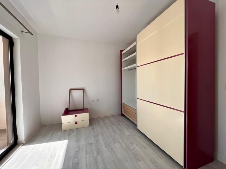 Tirane, jepet me qera apartament 1+1 Kati 2, 110 m² 450 € (5 maji)
