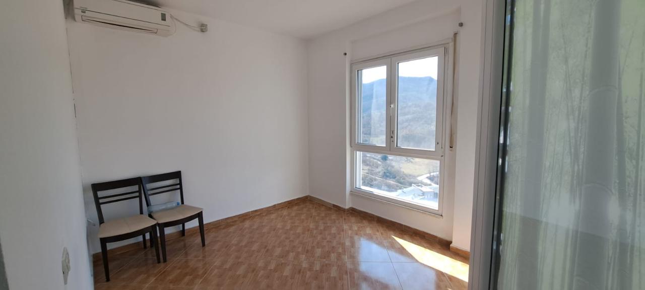 Penthouse në shitje, Liqeni i Thatë