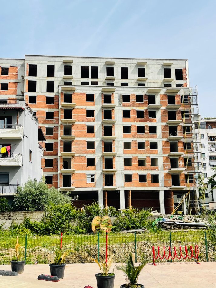 Tirane, shitet apartament 2+1+Ballkon, Kati 5, 97 m² 145,000 € (Rruga 5 Maji), prane Emerald Center