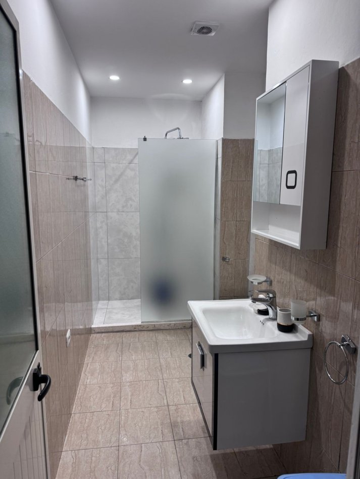Tirane, jepet me qera apartament 1+1 Kati 1, 50 m² 600 € (Qender , rruga qemal stafa prane rossman lala)