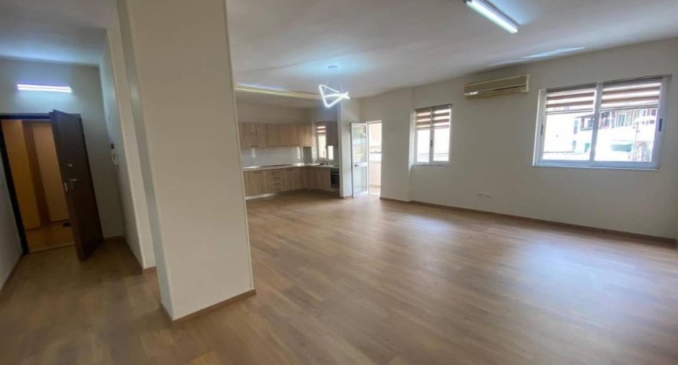 Tirane, jepet me qera zyre Kati 2, 128 m² 750 € (Rruga e Elbasanit)