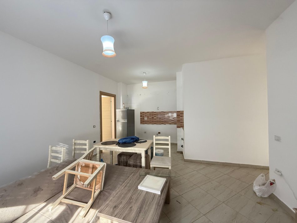 Tirane, jepet me qera apartament 2+1 Kati 2, 85 m² 500 € (liqeni i thate)