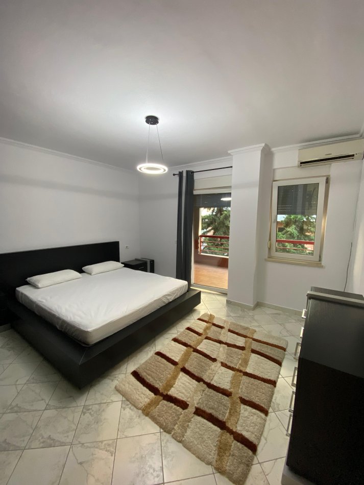 Tirane, jepet me qera apartament 2+1 Kati 3, 125 m² 750 € (rruga hoxha tahsim)