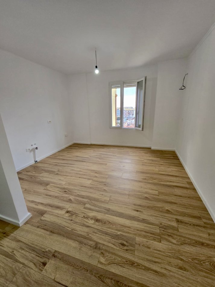 Shitet Apartament 2+1 ne Xhamllik