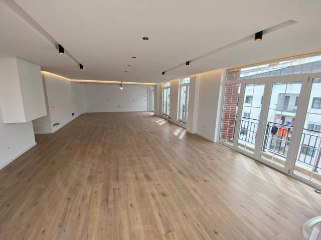 Tirane, jepet me qera ambjent biznesi Kati 7, 640 m² 3.000 Euro