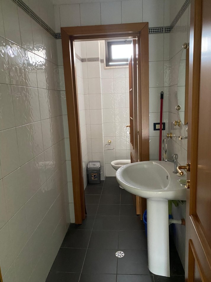Tirane, jepet me qera zyre Kati 3, 100 m² 1.000 € (Rruga E Elbasanit)