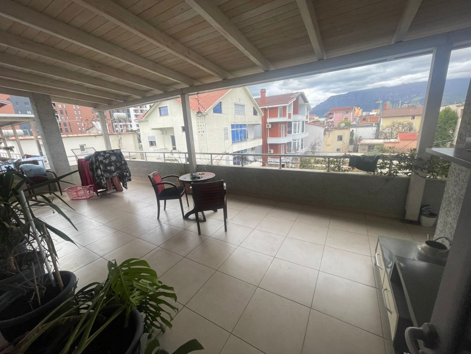 Tirane, jepet me qera Vile 3+1+Aneks+Ballkon Kati 1, 580 m² 1.000 € (rrtuga jordan misja)