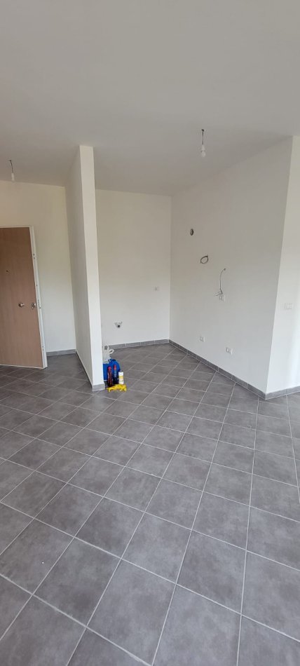 Tirane, jepet me qera ambjent 92 m² 750 Euro