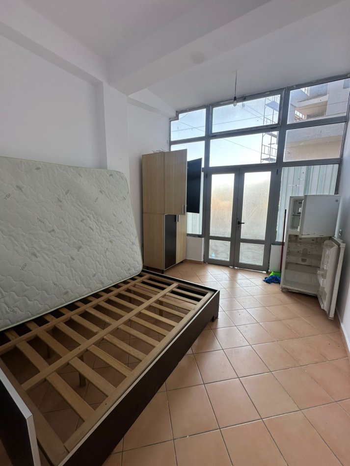 Tirane, jepet me qera apartament 2+1 Kati 1, 67 m² 300 € (Rruga Kastriotet)