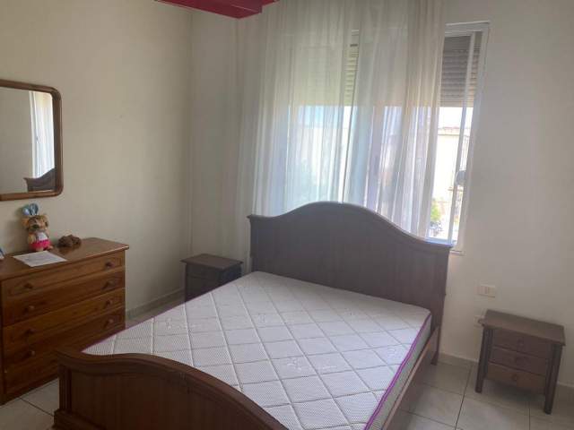 Tirane, jepet me qera apartament 1+1 Kati 4, 75 m² 350 Euro (prane Medresese)