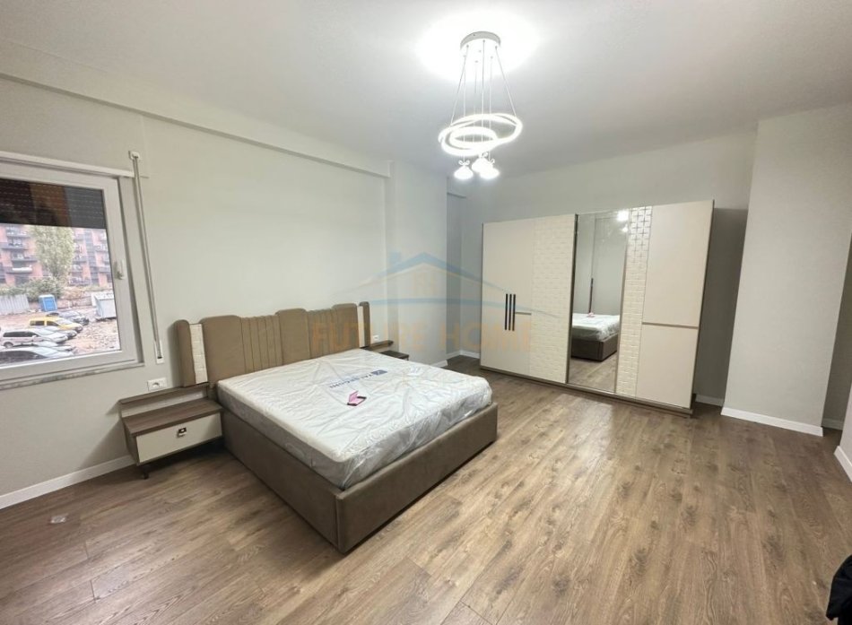 Tirane, jepet me qera apartament 2+1+Ballkon Kati 2, 120 m² 800 € (Komuna e Parisit, Kompleksi Kika 1)