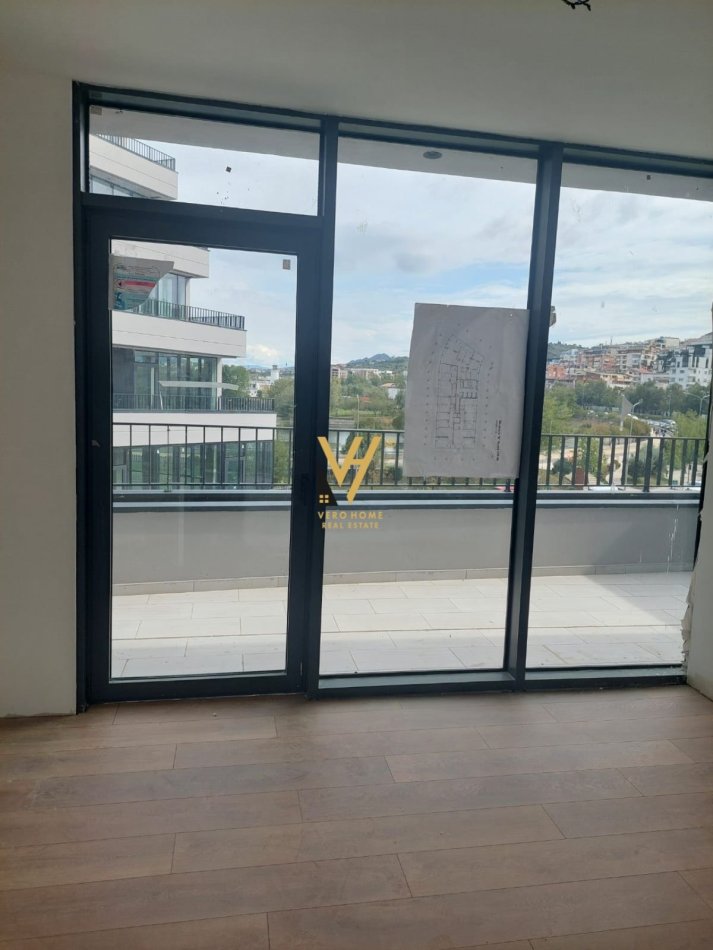 Tirane, jepet me qera zyre Kati 4, 143 m² 1.600 € (LIQENI ARTIFICIAL)