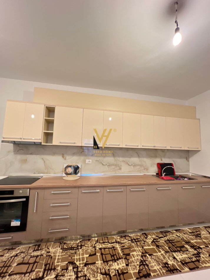 Tirane, jepet me qera apartament 1+1+Ballkon Kati 3, 83 m² 400 € (FRESK)
