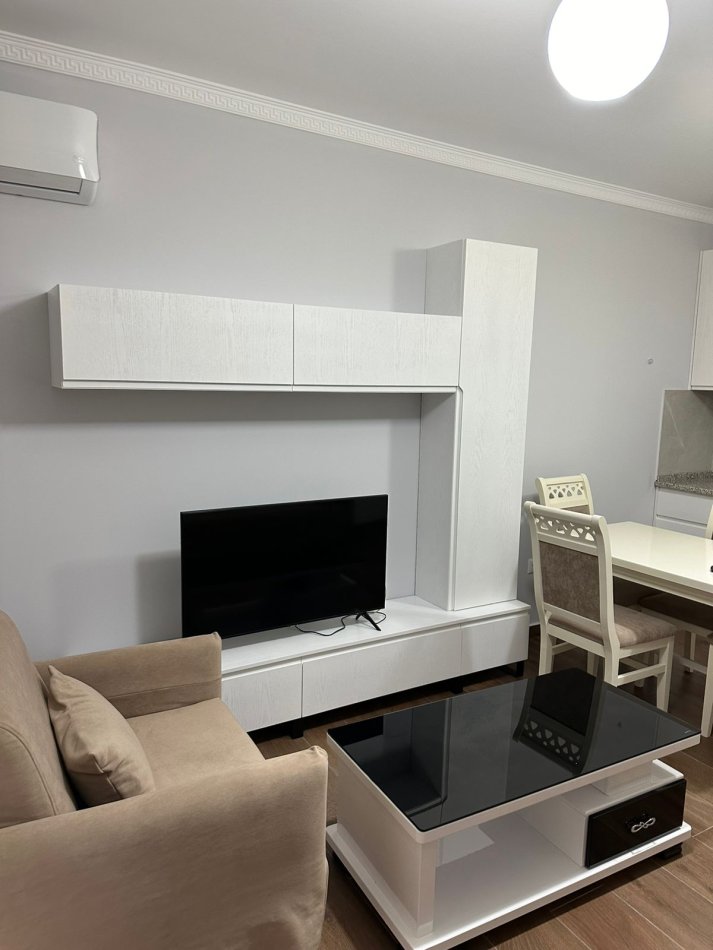 Tirane, jepet me qera apartament 1+1+Ballkon Kati 5, 65 m² 400 € (Astir , Vila L2)