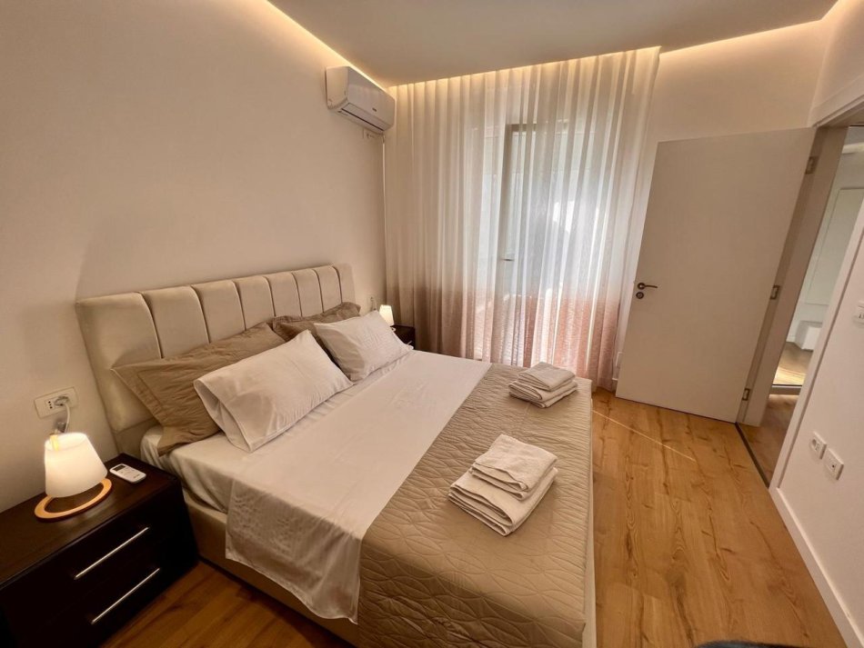 Tirane, jepet me qera apartament 1+1+Ballkon Kati 2, 72 m² 700 € (Komuna e Parisit)