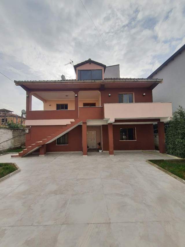 Tirane, shes Vile 2 Katshe 194 m² 250.000 Euro (Institut)