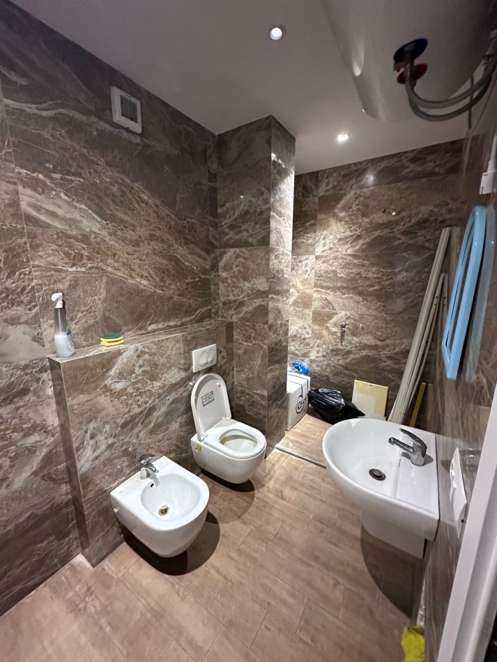 Tirane, jepet me qera zyre Kati 3, 121 m² 1.000 € (21 Dhjetori)
