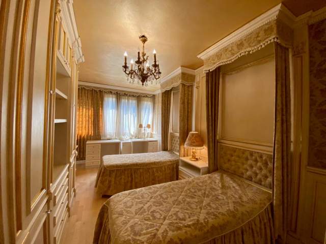 Tirane, jepet me qera apartament 2+1+BLK Kati 3, 145 m² 1.000 Euro (blloku)