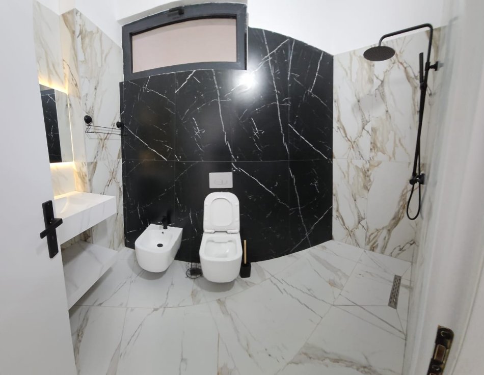 Tirane, jepet me qera ambjent biznesi Kati 0, 90 m² 1.000 € (Tefta Tashko Koco)