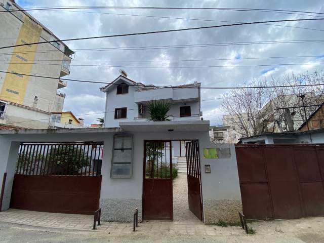 Tirane, jepet me qera Vile 3 Katshe 400 m² 1.800 Euro (Kongresi i  manastirit)