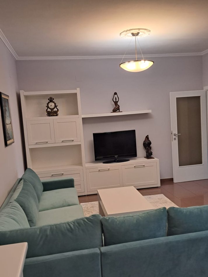 Tirane, jepet me qera apartament 2+1 Kati 2, 135 m² 800 € (Pazari i Ri)