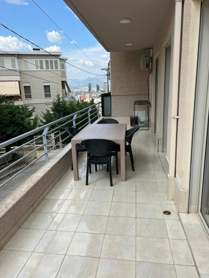 Tirane, jepet me qera apartament 1+1 Kati 2, 80 m² 550 € (liqeni i thate)