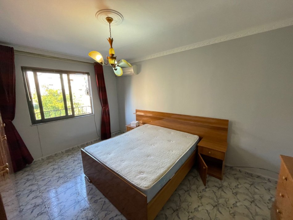 Tirane, jepet me qera apartament 2+1 Kati 3, 75 m² 450 € (Xhamia Xhura)
