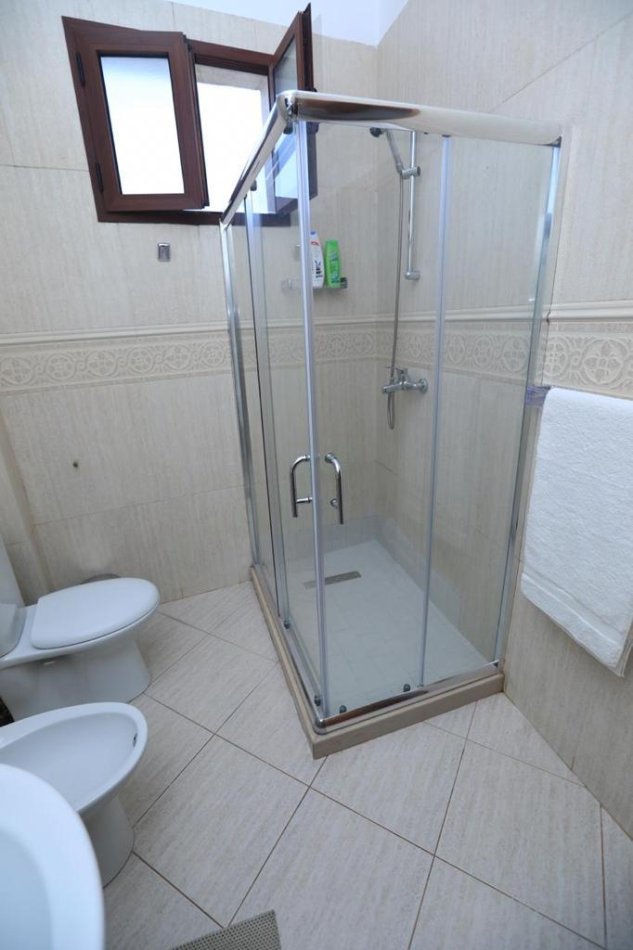 Tirane, jepet me qera apartament 1+1 Kati 4, 75 m² 650 € (Qender)