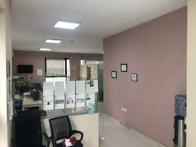 Tirane, jepet me qera ambjent biznesi Kati 2, 100 m² 900 Euro (rruga e Elbasanit)