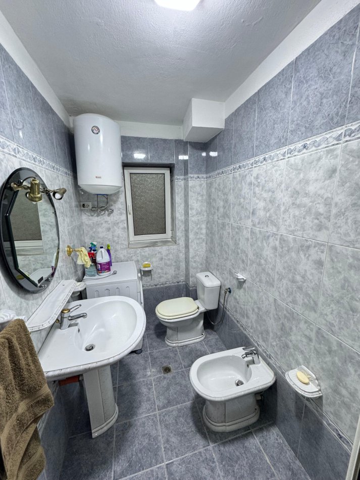 Tirane, jepet me qera apartament 1+1 Kati 1, 67 m² 500 € (tregu cam)