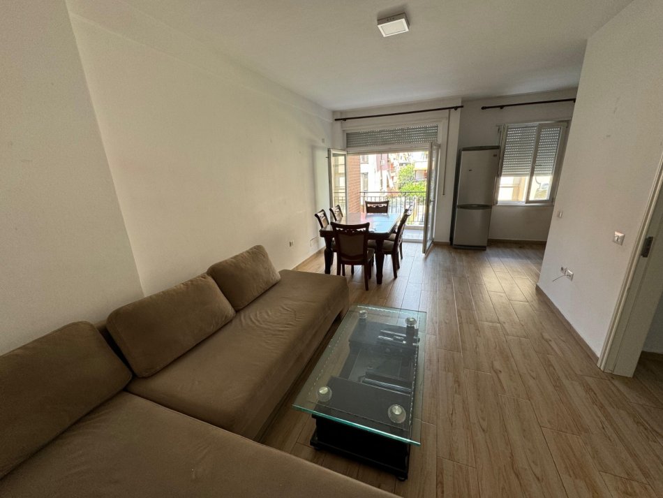Tirane, shitet apartament 1+1+Ballkon Kati 2, 85 m² 145.000 € (5 Maji)