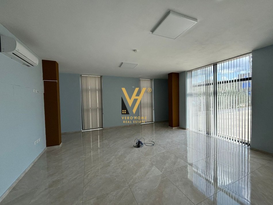 Tirane, jepet me qera magazine Kati 0, 1.620 m² 5.500 € (VORE)