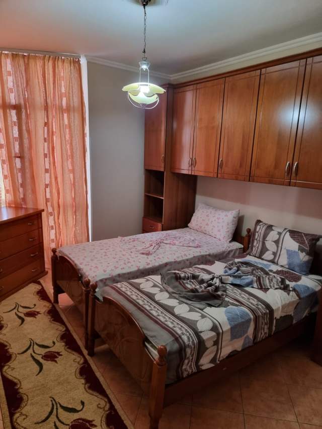 Tirane, jepet me qera apartament Kati 4, 400 Euro Yzberisht