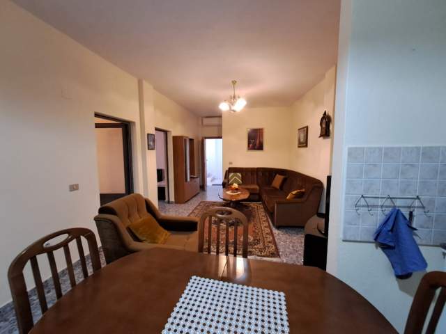 Tirane, ofert apartament 2+1 Kati II-te i nje vile, 120 m² 550 Euro (rruga Hoxhe Vokri, Pak minuta nga Pazari i Ri)