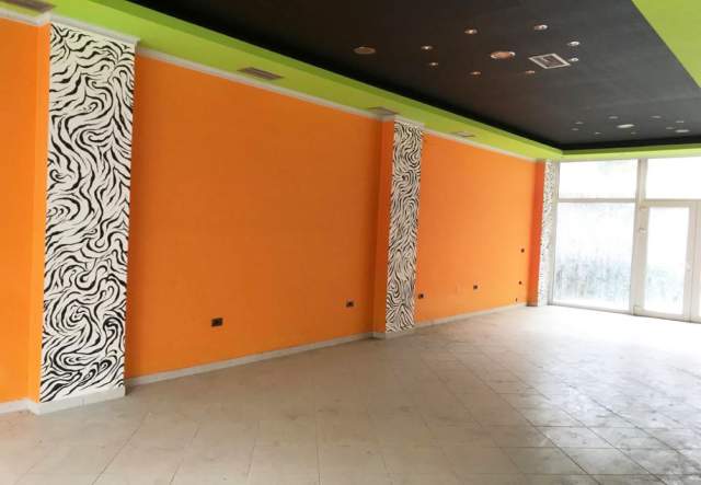 Tirane, jepet me qera ambjent biznesi 88 m² 30.000 Leke