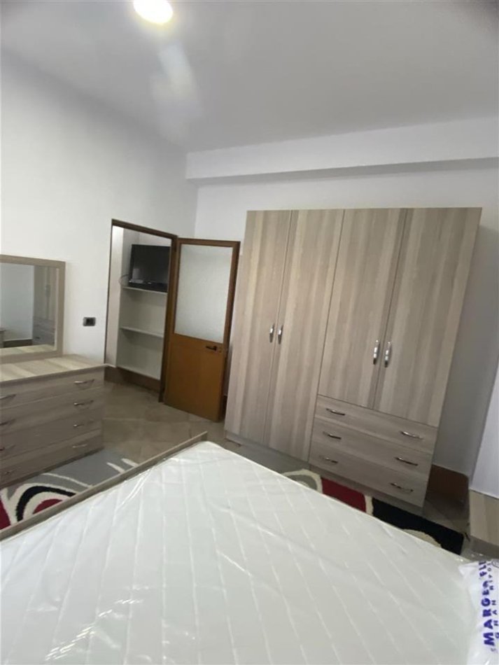 Tirane, jepet me qera apartament 1+1 Kati 1, 65 m² 300 € (selite)